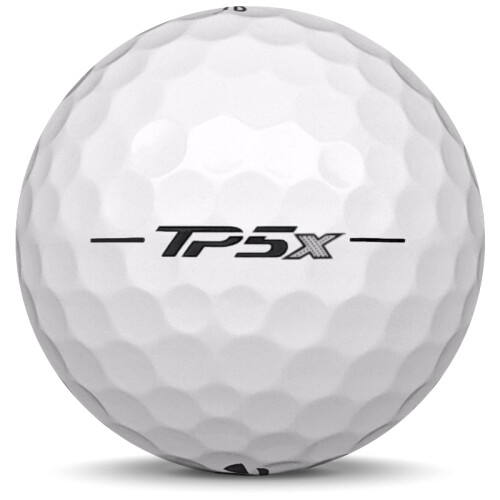 Golfboll av modellen TaylorMade TP5x i 2018 års version med vit färg från sidan