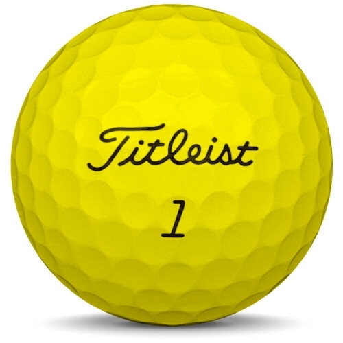 Golfboll av modellen Titleist Pro v1 i 2020 års version med gul färg framifrån