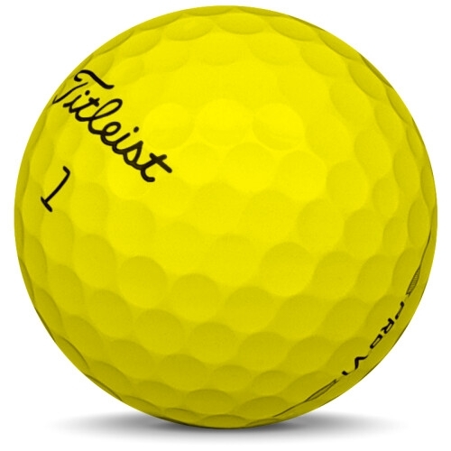 Golfboll av modellen Titleist Pro v1 i 2020 års version med gul färg sned bild